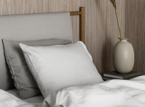 Close-up on the DUX 5005 with Anna headboard.